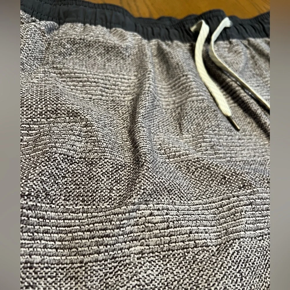 Vuori Kore Short XL - excellent condition. Liner built in